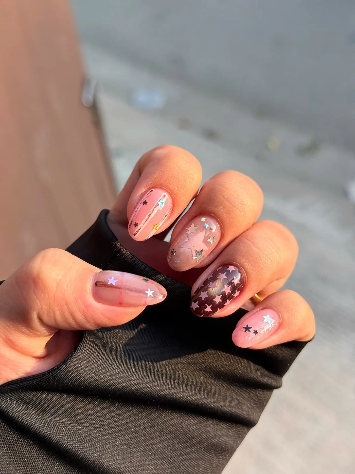 Mẫu nail French cổ điển kết hợp vân đá tại Làneo Nails Room
