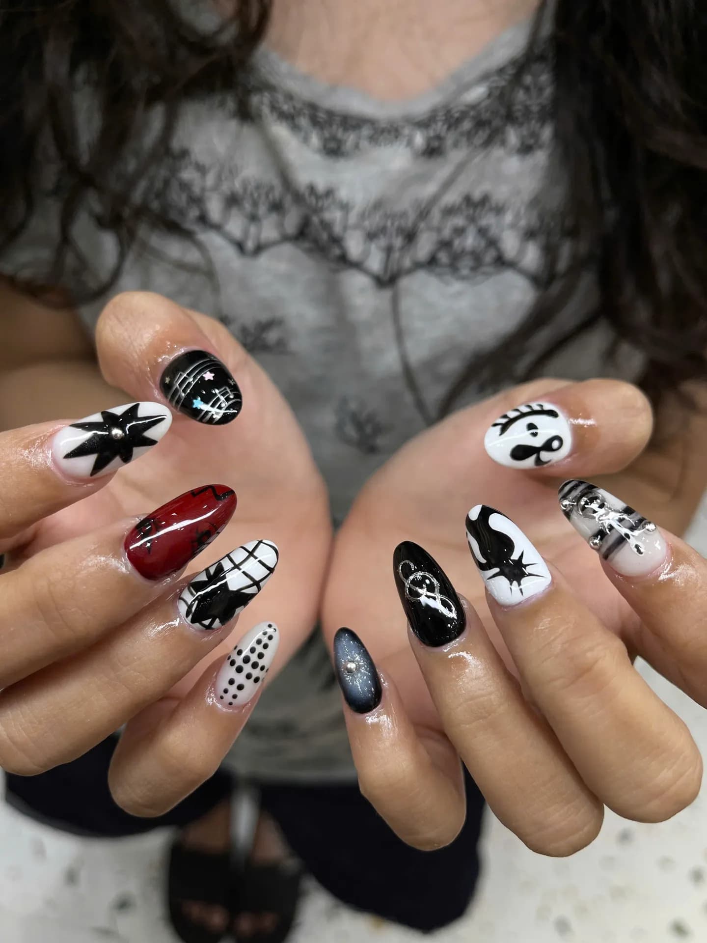 Mẫu nail nối móng Dual Form trắng đính charm tại Làneo Nails Room