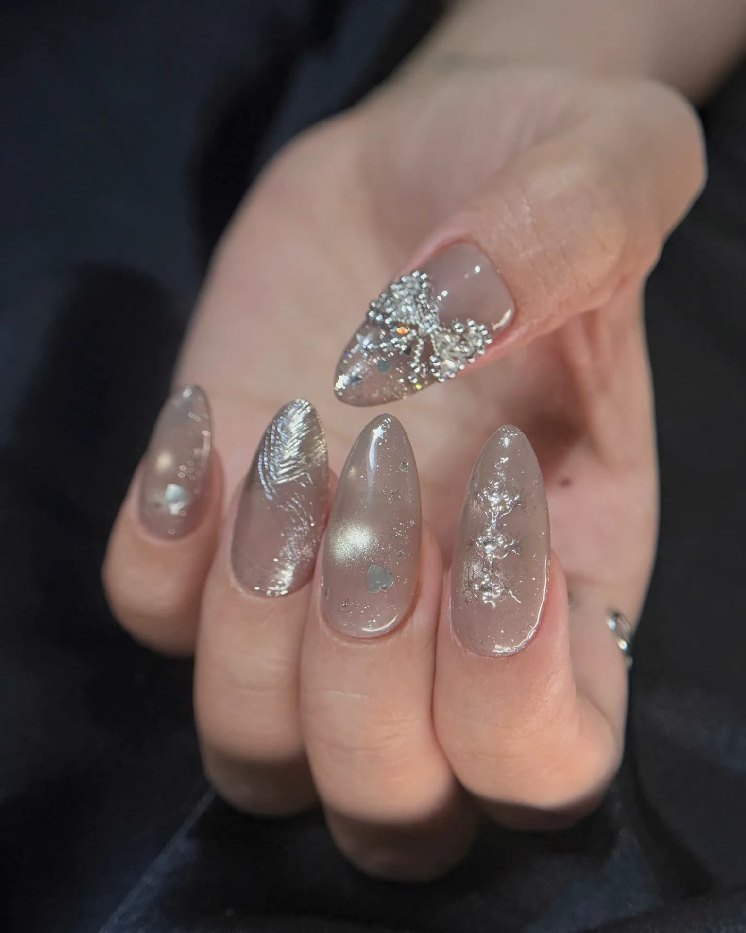 Mẫu nail gel mắt mèo xanh navy tại Làneo Nails Room